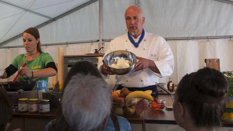 Der Speisenmeister beim "Eine Welt Festival 2014" auf der Rapunzel Kochbühne